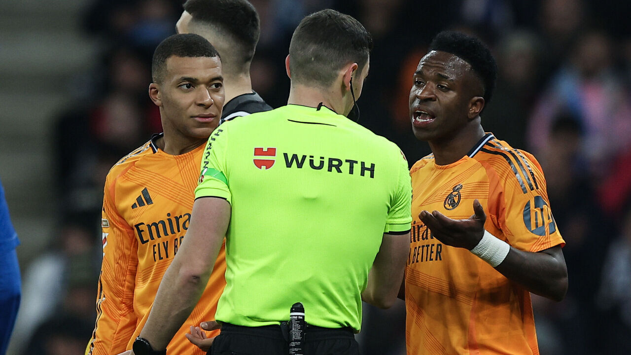 Vinicius Jr of Real Madrid and Kylian Mbappe of Real Madrid talk to the referee Iglesias Villanueva during the La Liga EA Sports 2024/25 match between RCD Espanyol and Real Madrid at RCD Stadium in Barcelona, Spain, on February 1, 2025.