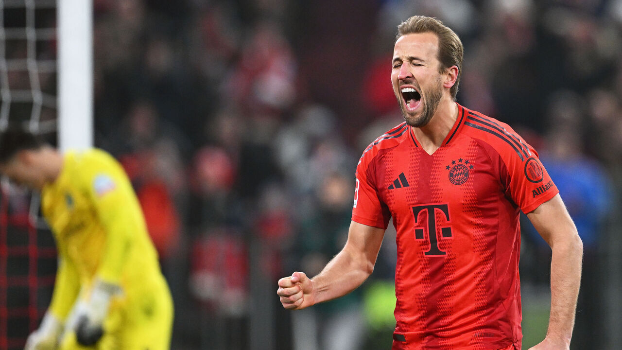07 February 2025, Bavaria, Munich: Soccer: Bundesliga, Bayern Munich - Werder Bremen, Matchday 21, Allianz Arena, Munich's Harry Kane (r) celebrates his 1:0 goal from the penalty spot against Bremen goalkeeper Michael Zetterer. IMPORTANT NOTE: In accordance with the regulations of the DFL German Football League and the DFB German Football Association, it is prohibited to exploit or have exploited photographs taken in the stadium and/or of the match in the form of sequential images and/or video-like photo series. Photo: Sven Hoppe/dpa