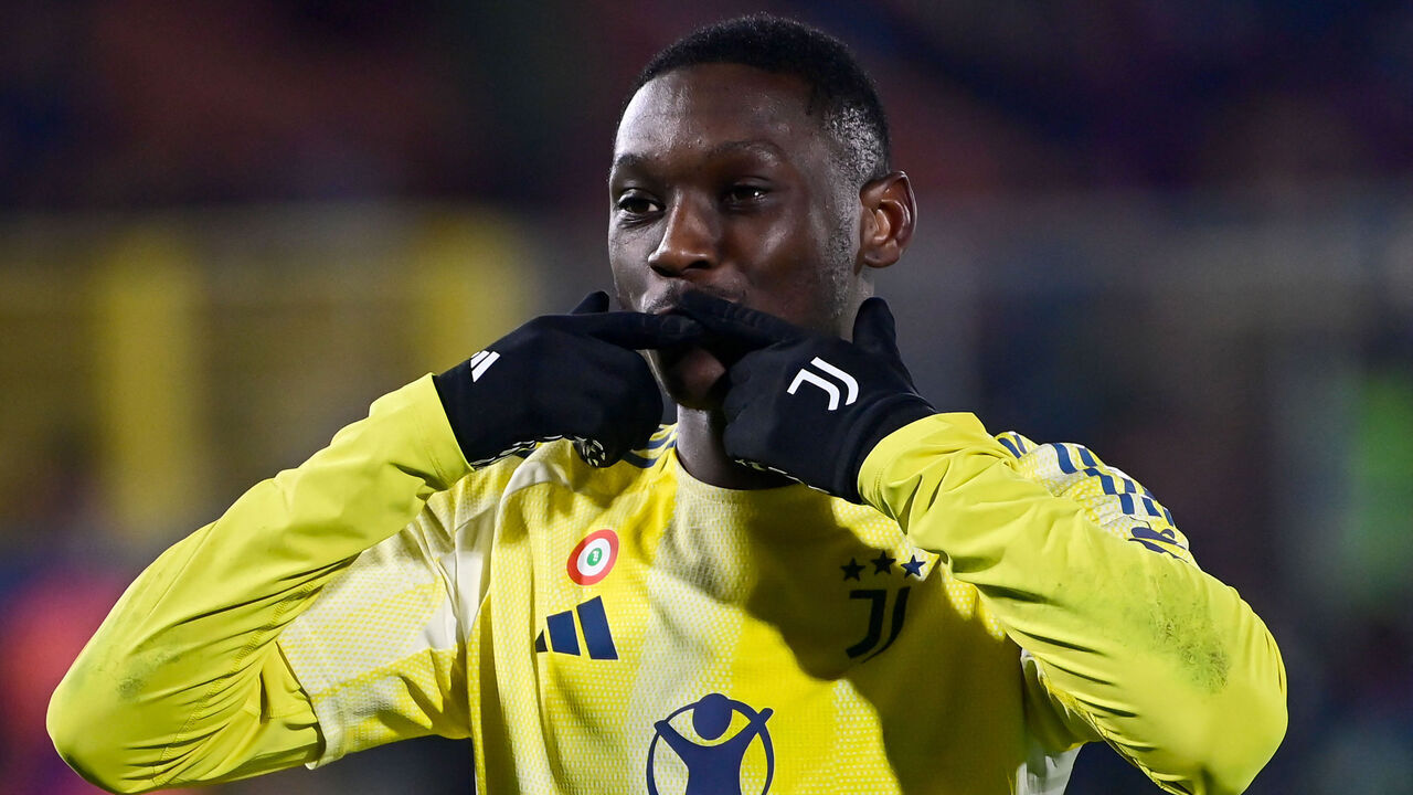 Juventus' French forward #20 Randal Kolo Muani celebrates scoring his team's second goal on a penalty kick during the Italian Serie A football match between Como and Juventus at Giuseppe Sinigaglia Stadium in Como, Italy on February 7, 2025.