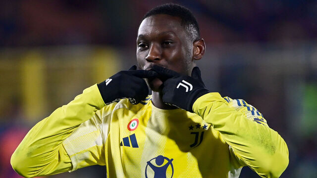 Juventus' French forward #20 Randal Kolo Muani celebrates scoring his team's second goal on a penalty kick during the Italian Serie A football match between Como and Juventus at Giuseppe Sinigaglia Stadium in Como, Italy on February 7, 2025.