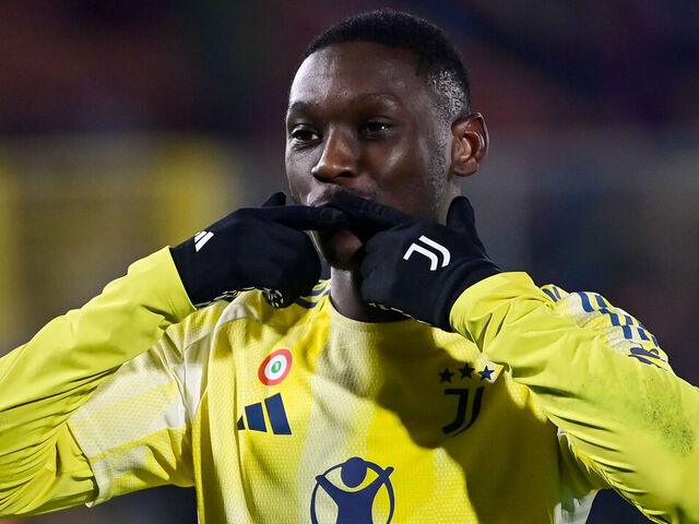 Juventus' French forward #20 Randal Kolo Muani celebrates scoring his team's second goal on a penalty kick during the Italian Serie A football match between Como and Juventus at Giuseppe Sinigaglia Stadium in Como, Italy on February 7, 2025.