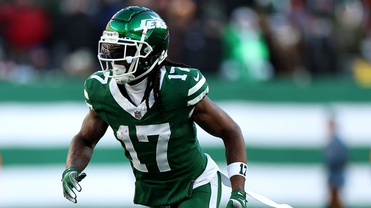 EAST RUTHERFORD, NEW JERSEY - DECEMBER 22: Davante Adams #17 of the New York Jets in action against the Los Angeles Rams at MetLife Stadium on December 22, 2024 in East Rutherford, New Jersey.