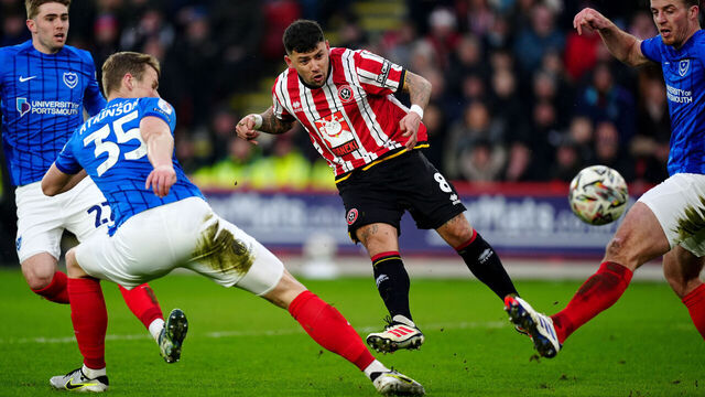Sheffield United's Gustavo Hamer (centre) scores his sides first goal during the Sky Bet Championship match at Bramall Lane, Sheffield. Picture date: Saturday February 8, 2025.