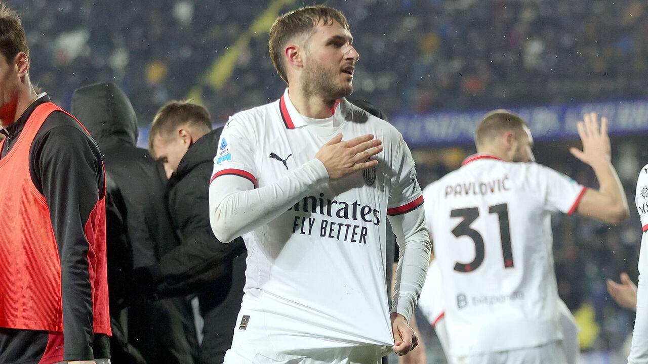 EMPOLI, ITALY - FEBRUARY 8: Santiago Gimenez of AC Milan celebrates after scoring a goal during the Serie A match between Empoli and AC Milan at Stadio Carlo Castellani on February 8, 2025 in Empoli, Italy.