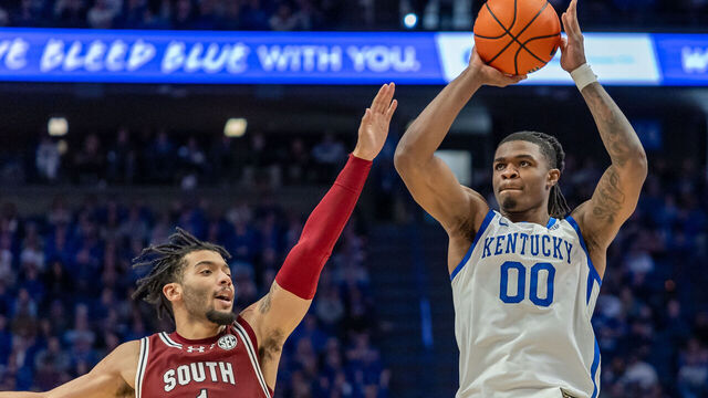 LEXINGTON, KENTUCKY - FEBRUARY 8: Otega Oweh #00 of the Kentucky Wildcats shoots the ball against Jacobi Wright #1 of the South Carolina Gamecocks during the second half at Rupp Arena on February 8, 2025 in Lexington, Kentucky.