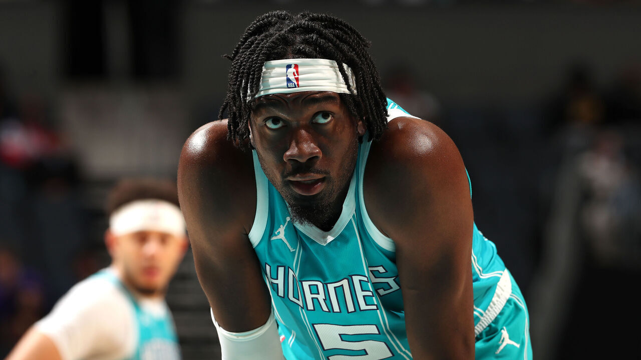CHARLOTTE, NC - FEBRUARY 3: Mark Williams #5 of the Charlotte Hornets looks on during the game against the Washington Wizards on February 3, 2025 at Spectrum Center in Charlotte, North Carolina. Mandatory Copyright Notice: Copyright 2025 NBAE
