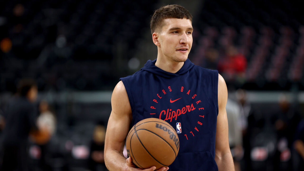 INGLEWOOD, CALIFORNIA - FEBRUARY 08: Bogdan Bogdanovic #10 of the Los Angeles Clippers warms up prior to the game against the Utah Jazz at Intuit Dome on February 08, 2025 in Inglewood, California.