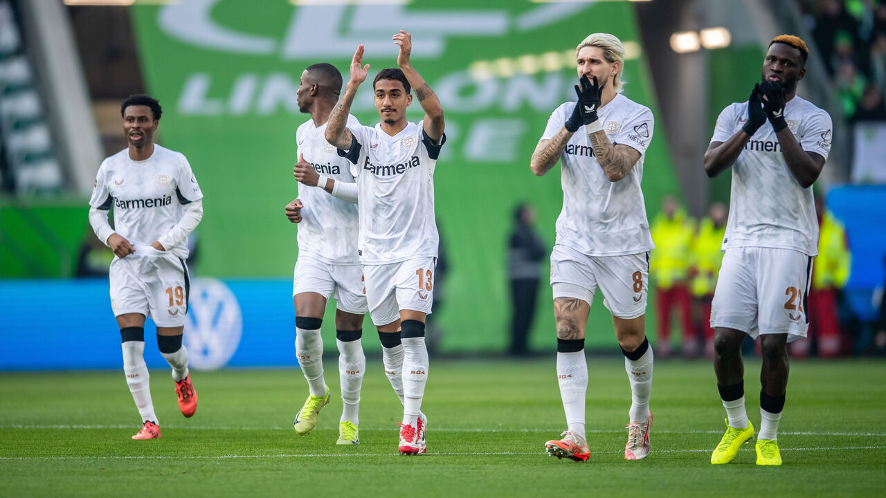 WOLFSBURG, GERMANY - FEBRUARY 08: Players of Bayer 04 Leverkusen applauds fans during the Bundesliga match between VfL Wolfsburg and Bayer 04 Leverkusen at Volkswagen Arena on February 08, 2025 in Wolfsburg, Germany.