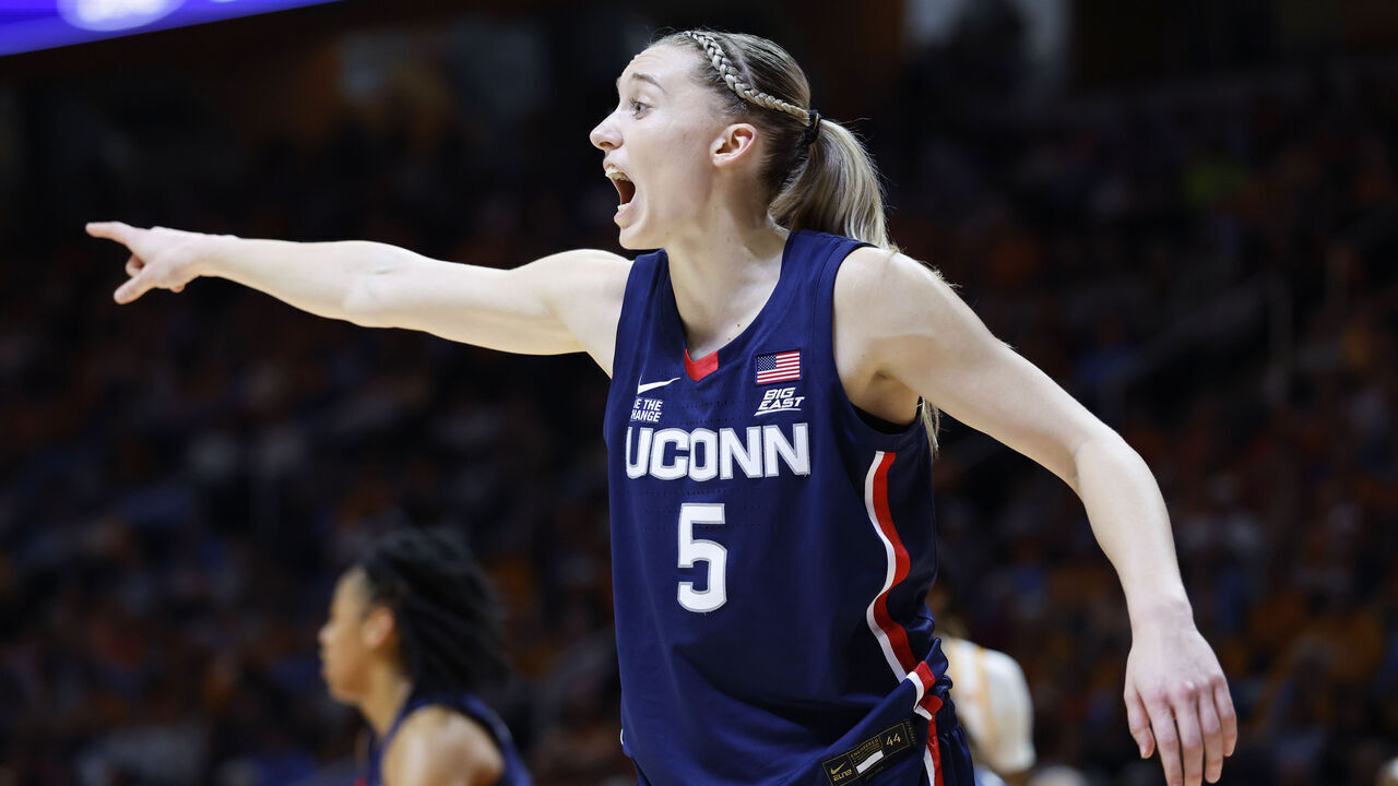 KNOXVILLE, TENNESSEE - FEBRUARY 06: Paige Bueckers #5 of the UConn Huskies reacts to a play during the first half of the game against the Tennessee Lady Vols at Thompson-Boling Arena on February 06, 2025 in Knoxville, Tennessee.