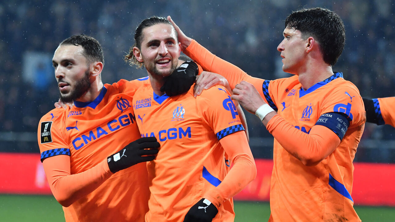 Marseille's French midiefdler #25 Adrien Rabiot (C) celebrates with teammates after scoring his team's first goal during the French L1 football match between SCO Angers and Olympique de Marseille (OM) at the Raymond-Kopa Stadium in Angers, western France on February 9, 2025.