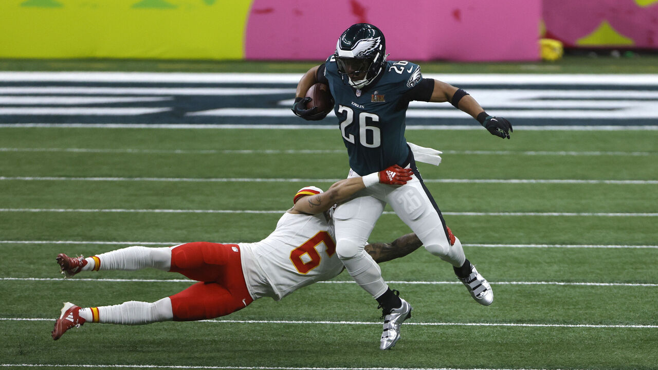 NEW ORLEANS, LA - FEBRUARY 09: RB Saquon Barkley #26 of the Philadelphia Eagles runs the ball in the first quarter during Super Bowl LIX between the Philadelphia Eagles and the Kansas City Chiefs on February 09, 2025, at the Caesars Superdome in New Orleans, LA.