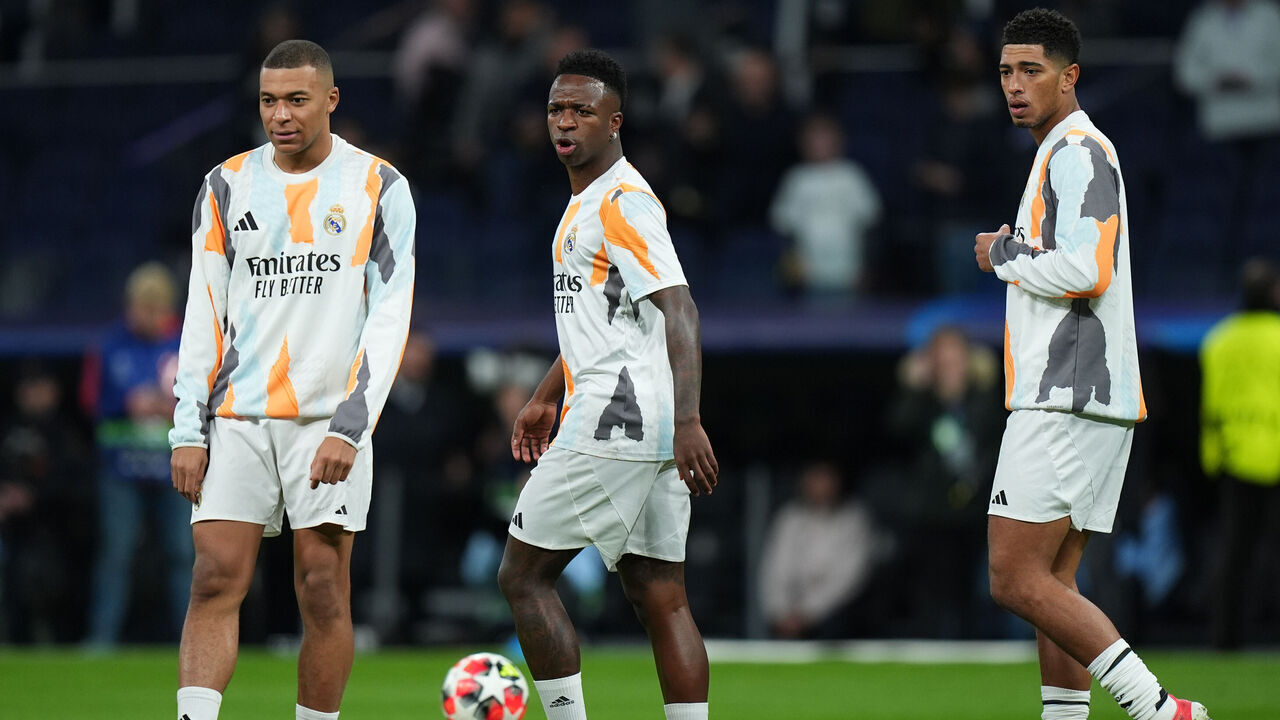 MADRID, SPAIN - JANUARY 22: Kylian Mbappe, Vinicius Junior and Jude Bellingham of Real Madrid look on as they warm up prior to the UEFA Champions League 2024/25 League Phase MD7 match between Real Madrid C.F. and FC Salzburg at Estadio Santiago Bernabeu on January 22, 2025 in Madrid, Spain.