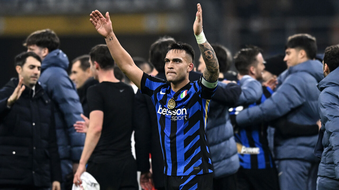 MILAN, ITALY - FEBRUARY 10: Lautaro Martinez of Internazionale celebrates at the end of the Serie A match between Inter and Fiorentina at Stadio Giuseppe Meazza on February 10, 2025 in Milan, Italy.