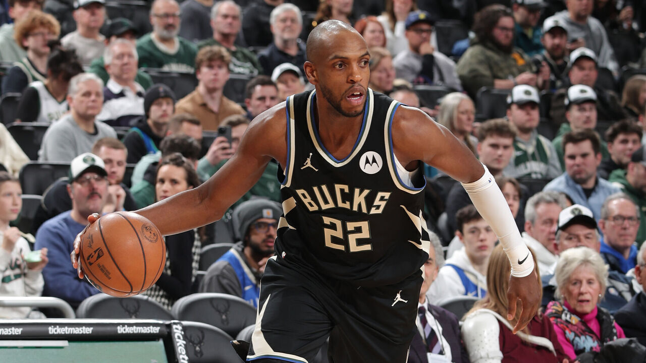 MILWAUKEE, WI - JANUARY 15: Khris Middleton #22 of the Milwaukee Bucks handles the ball during the game against the Orlando Magic on January 15, 2025 at Fiserv Forum Center in Milwaukee, Wisconsin. Mandatory Copyright Notice: Copyright 2025 NBAE .
