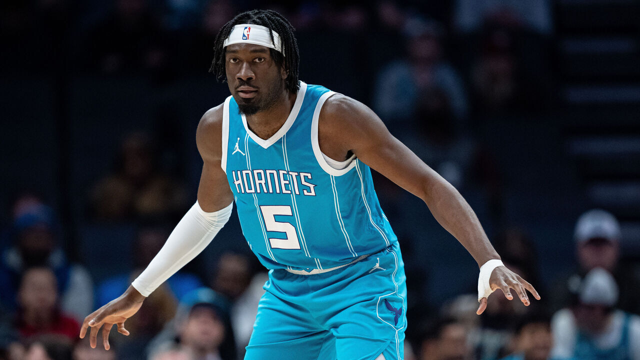 CHARLOTTE, NORTH CAROLINA - FEBRUARY 03: Mark Williams #5 of the Charlotte Hornets plays against the Washington Wizards during their game at Spectrum Center on February 03, 2025 in Charlotte, North Carolina.