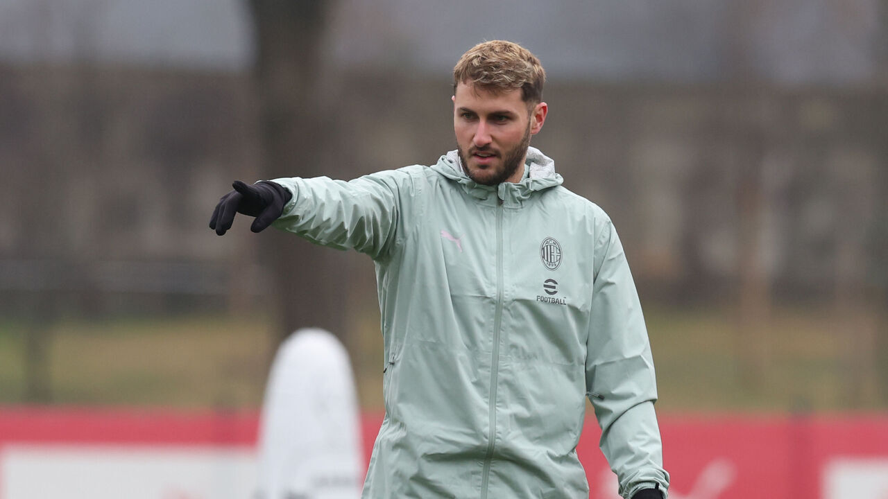 CAIRATE, ITALY - FEBRUARY 10: Santiago Gimenez of AC Milan in action during a AC Milan training session at Milanello on February 10, 2025 in Cairate, Italy.