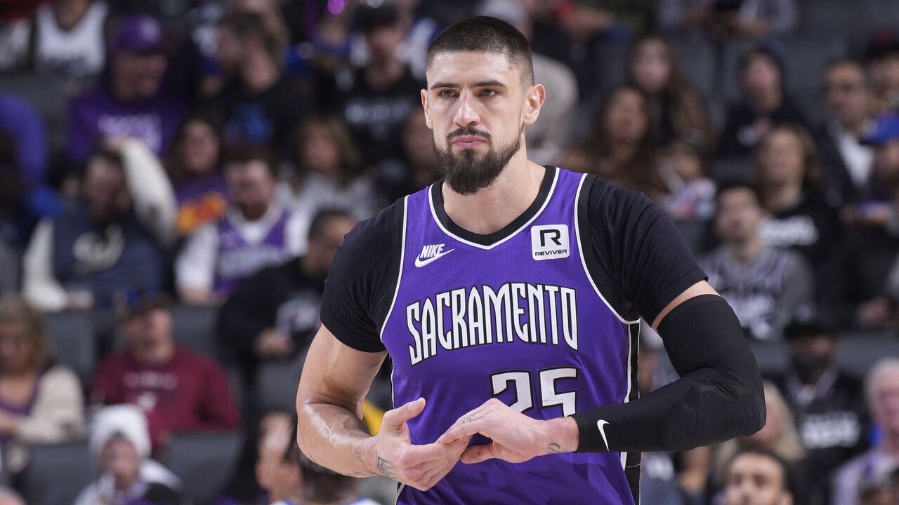 SACRAMENTO, CA - JANUARY 22: Alex Len #25 of the Sacramento Kings looks on during the game against the Golden State Warriors on January 22, 2025 at Golden 1 Center in Sacramento, California. NOTE TO USER: User expressly acknowledges and agrees that, by downloading and or using this photograph, User is consenting to the terms and conditions of the Getty Images Agreement. Mandatory Copyright Notice: Copyright 2025 NBAE