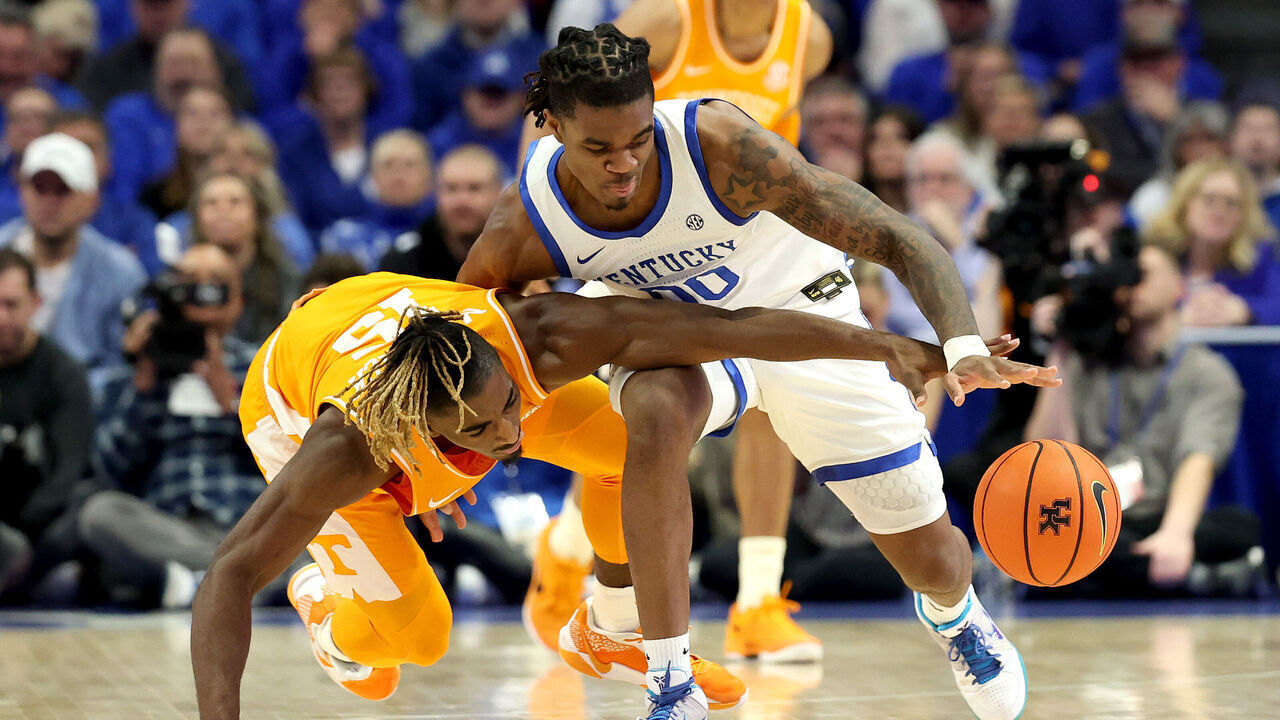 LEXINGTON, KENTUCKY - FEBRUARY 11: Jahmai Mashack #15 of the Tennessee Volunteers and Otega Oweh #00 of the Kentucky Wildcats battle for a loose ball at Rupp Arena on February 11, 2025 in Lexington, Kentucky.
