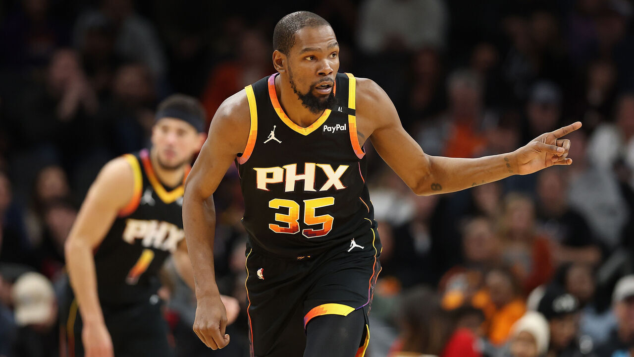 PHOENIX, ARIZONA - JANUARY 25: Kevin Durant #35 of the Phoenix Suns reacts to a three-point shot against the Washington Wizards during the first half of the NBA game at Footprint Center on January 25, 2025 in Phoenix, Arizona.