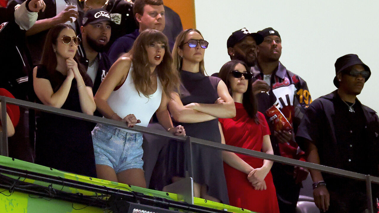 NEW ORLEANS, LOUISIANA - FEBRUARY 09: (L-R) Ashley Avignone, Alana Haim, Ross Travis, Taylor Swift, Este Haim, and Danielle Haim attend Super Bowl LIX at Caesars Superdome on February 09, 2025 in New Orleans, Louisiana.