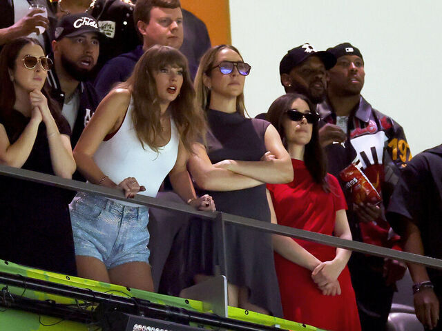 NEW ORLEANS, LOUISIANA - FEBRUARY 09: (L-R) Ashley Avignone, Alana Haim, Ross Travis, Taylor Swift, Este Haim, and Danielle Haim attend Super Bowl LIX at Caesars Superdome on February 09, 2025 in New Orleans, Louisiana.