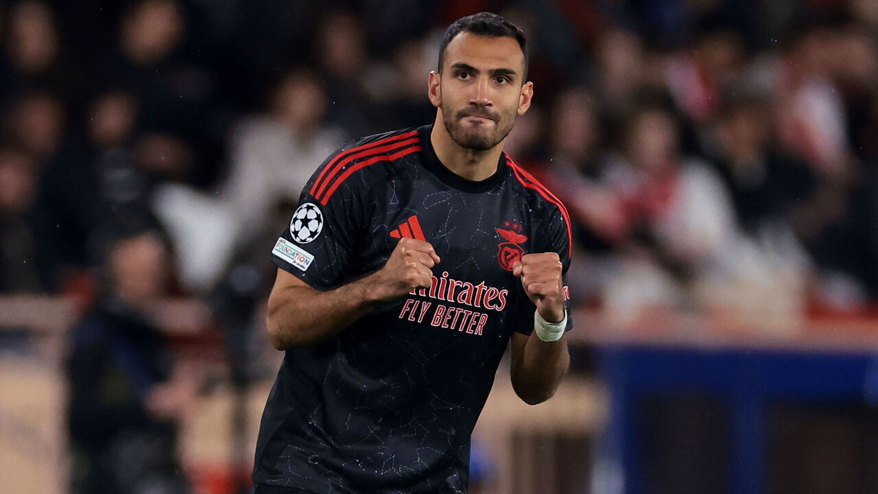 MONACO, MONACO - FEBRUARY 11: Vangelis Pavlidis of SL Benfica celebrates as his goal is confirmed following a VAR check after scoring to give the side a 1-0 lead during the UEFA Champions League 2024/25 League Knockout Play-off First Leg match between AS Monaco and SL Benfica at Stade Louis II on February 11, 2025 in Monaco, Monaco.