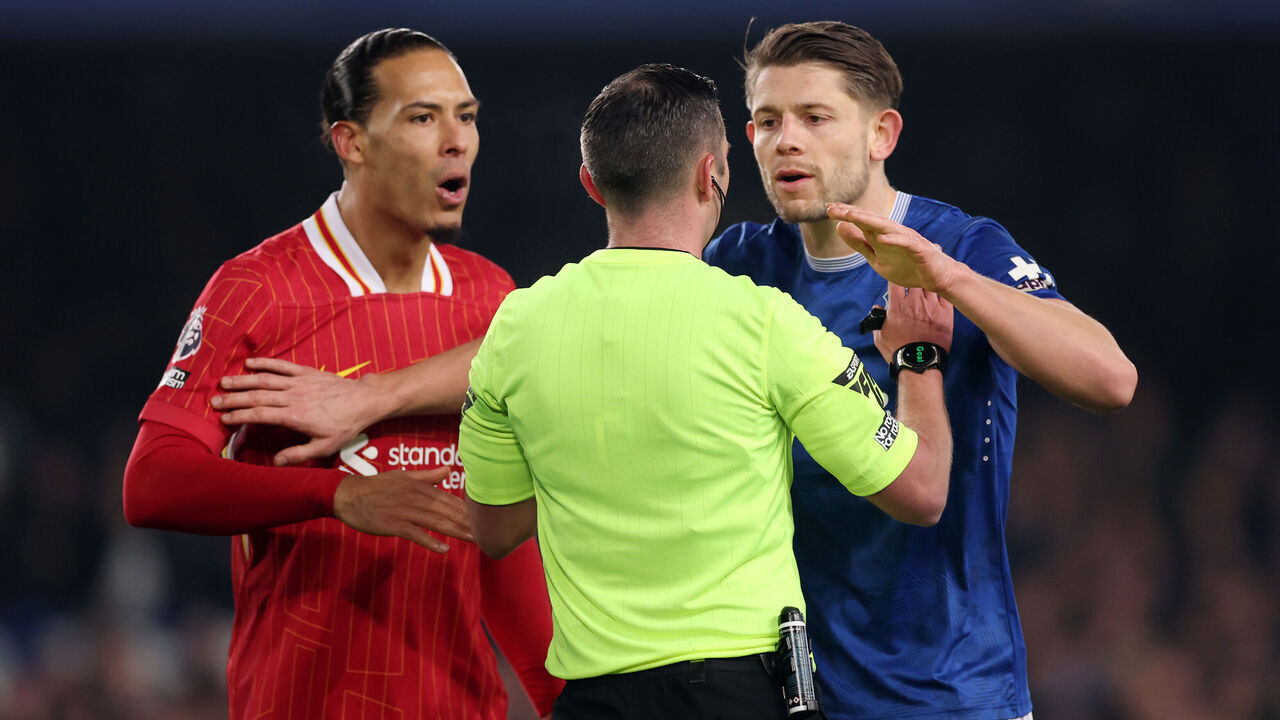 LIVERPOOL, ENGLAND - FEBRUARY 12: Virgil van Dijk of Liverpool and James Tarkowski of Everton remonstrate with referee Michael Oliverduring the Premier League match between Everton FC and Liverpool FC at Goodison Park on February 12, 2025 in Liverpool, England.