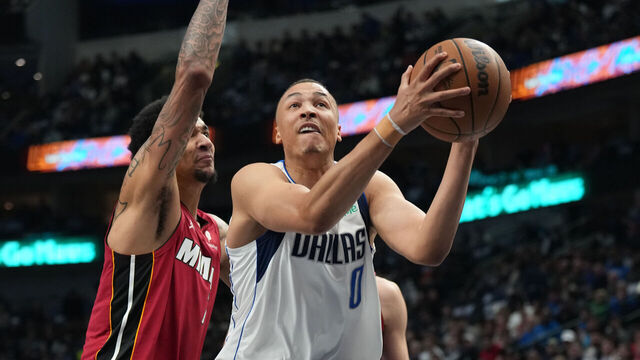 DALLAS, TX - FEBRUARY 13: Dante Exum #0 of the Dallas Mavericks drives to the basket during the game against the Miami Heat on February 13, 2025 at American Airlines Center in Dallas, Texas. Mandatory Copyright Notice: Copyright 2025 NBAE