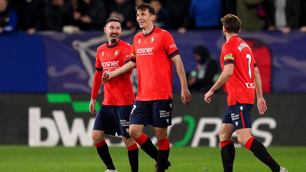 PAMPLONA, SPAIN - FEBRUARY 02: Ante Budimir of CA Osasuna celebrates scoring his team's second goal with teammates during the LaLiga match between CA Osasuna and Real Sociedad at Estadio El Sadar on February 02, 2025 in Pamplona, Spain.