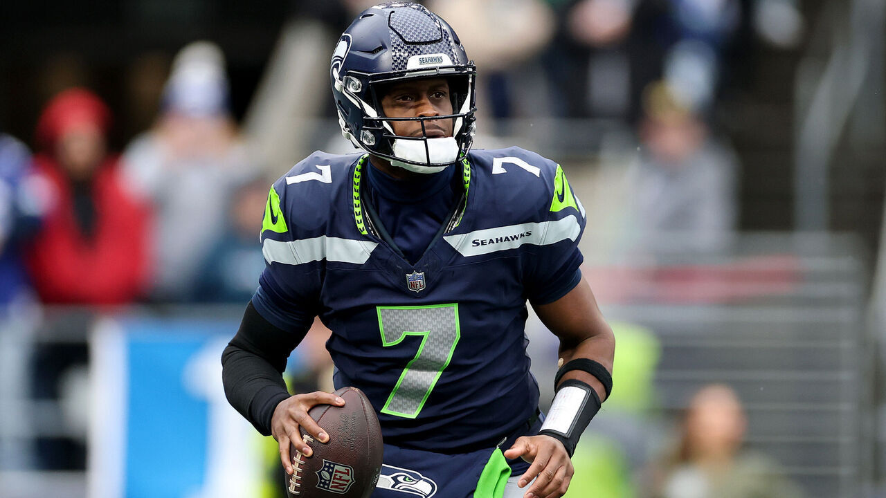 SEATTLE, WASHINGTON - NOVEMBER 24: Geno Smith #7 of the Seattle Seahawks looks to pass against the Arizona Cardinals at Lumen Field on November 24, 2024 in Seattle, Washington.