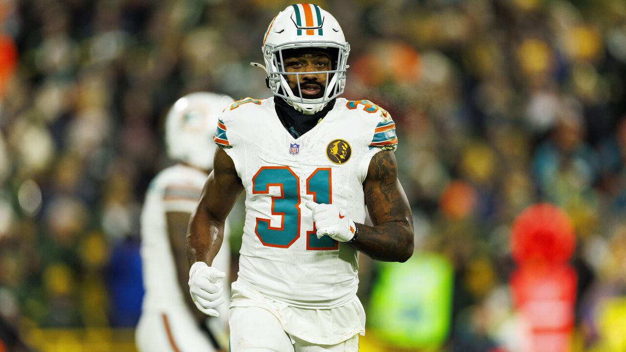 GREEN BAY, WISCONSIN - NOVEMBER 28: Running back Raheem Mostert #31 of the Miami Dolphins gets set during an NFL game against the Green Bay Packers at Lambeau Field on November 28, 2024 in Green Bay, Wisconsin.