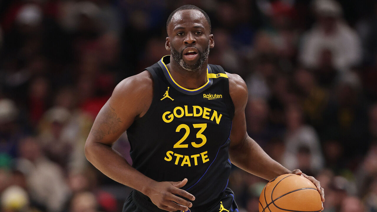 CHICAGO, ILLINOIS - FEBRUARY 08: Draymond Green #23 of the Golden State Warriors dribbles up the court against the Chicago Bulls during the first half at the United Center on February 08, 2025 in Chicago, Illinois.