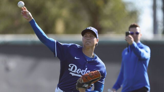 GLENDALE, ARIZONA - FEBRUARY 15: Pitcher Shohei Ohtani #17 of the Los Angeles Dodgers warms up during a team workout at Camelback Ranch on February 15, 2025 in Glendale, Arizona.