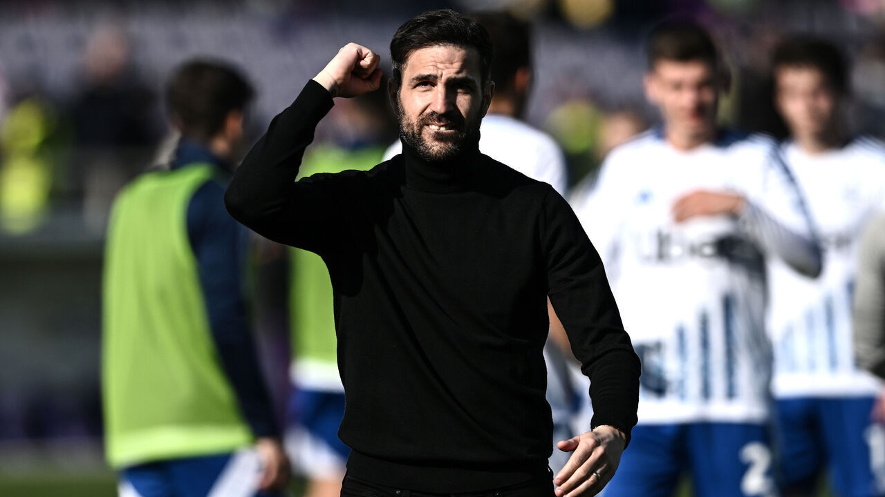 FLORENCE, ITALY - FEBRUARY 16: Cesc Fabregas of Como celebrates at the end of the match of the Serie A match between Fiorentina and Como at Stadio Artemio Franchi on February 16, 2025 in Florence, Italy.