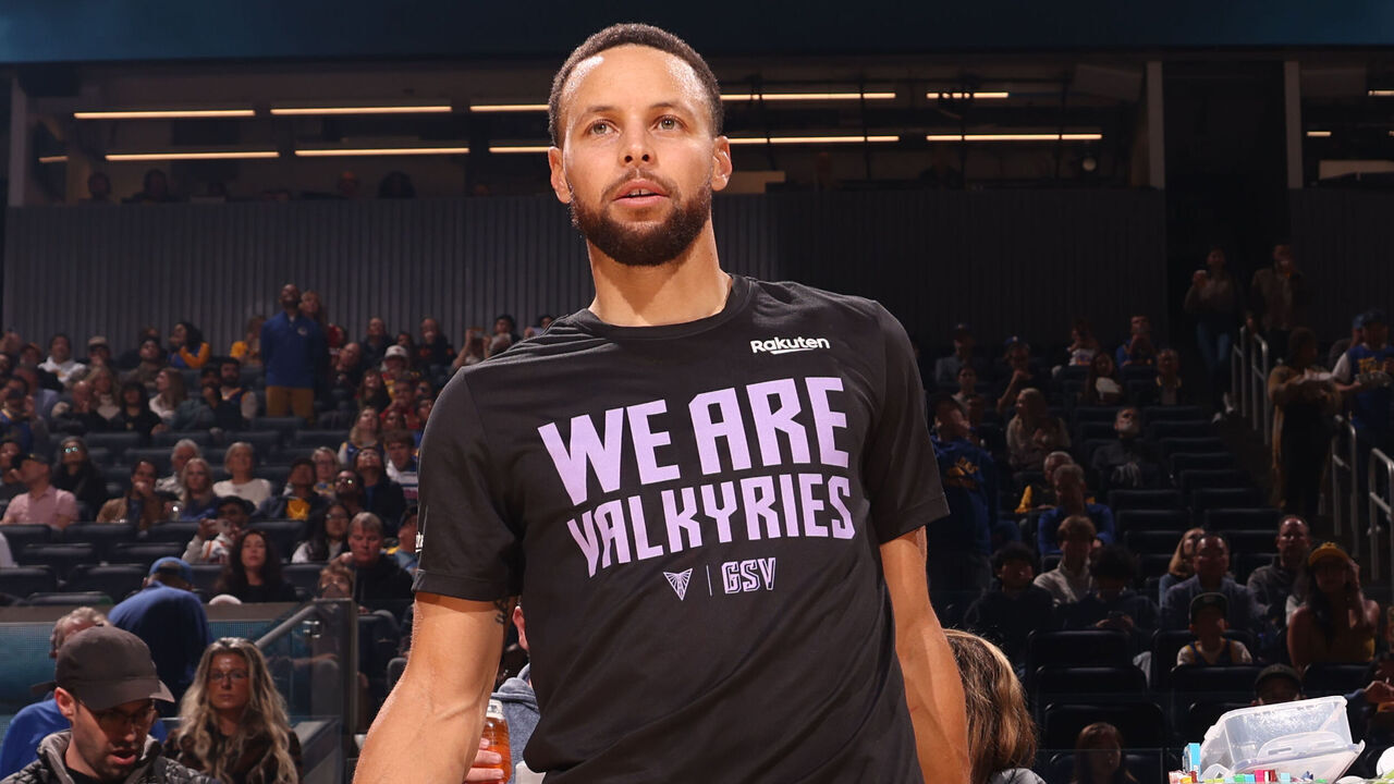 SAN FRANCISCO, CA - DECEMBER 8: Stephen Curry #30 of the Golden State Warriors warms up before the game against the Minnesota Timberwolves on October 22, 2024 at Chase Center in San Francisco, California. NOTE TO USER: User expressly acknowledges and agrees that, by downloading and or using this photograph, user is consenting to the terms and conditions of Getty Images License Agreement. Mandatory Copyright Notice: Copyright 2024 NBAE
