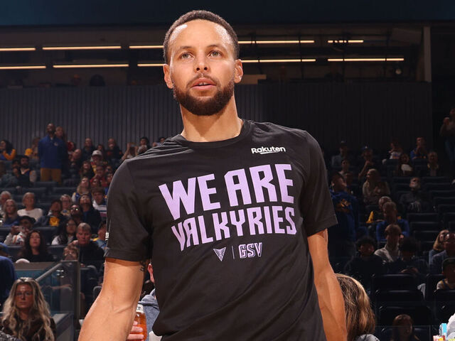 SAN FRANCISCO, CA - DECEMBER 8: Stephen Curry #30 of the Golden State Warriors warms up before the game against the Minnesota Timberwolves on October 22, 2024 at Chase Center in San Francisco, California. NOTE TO USER: User expressly acknowledges and agrees that, by downloading and or using this photograph, user is consenting to the terms and conditions of Getty Images License Agreement. Mandatory Copyright Notice: Copyright 2024 NBAE