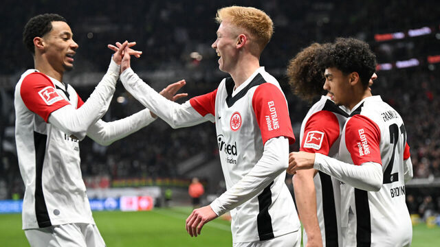16 February 2025, Hesse, Frankfurt/Main: Soccer: Bundesliga, Eintracht Frankfurt - Holstein Kiel, Matchday 22, Deutsche Bank Park. Frankfurt's Hugo Larsson (2nd from left) celebrates after his goal for 1:0 with Hugo Ekitiké (l), Nathaniel Brown (r) and Arthur Theate. Photo: Arne Dedert/dpa - IMPORTANT NOTE: In accordance with the regulations of the DFL German Football League and the DFB German Football Association, it is prohibited to utilize or have utilized photographs taken in the stadium and/or of the match in the form of sequential images and/or video-like photo series.