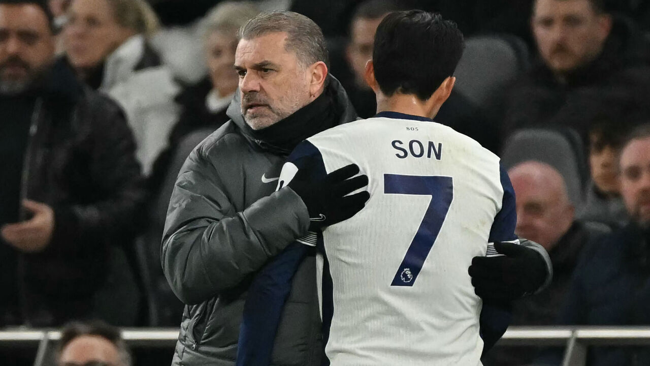 Tottenham Hotspur's Greek-Australian Head Coach Ange Postecoglou (L) gestures to Tottenham Hotspur's South Korean striker #07 Son Heung-Min (R) as he leaves the game, substituted during the English Premier League football match between Tottenham Hotspur and Manchester United at the Tottenham Hotspur Stadium in London, on February 16, 2025.
