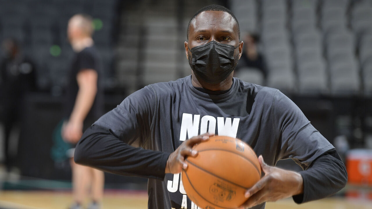 SAN ANTONIO, TX - JANUARY 22: Assistant Coach, Darrell Armstrong of the Dallas Mavericks warms up with the players before the game against the San Antonio Spurs on January 22, 2021 at the AT&T Center in San Antonio, Texas. Mandatory Copyright Notice: Copyright 2021 NBAE (Photos by Logan Riely/NBAE via Getty Images)