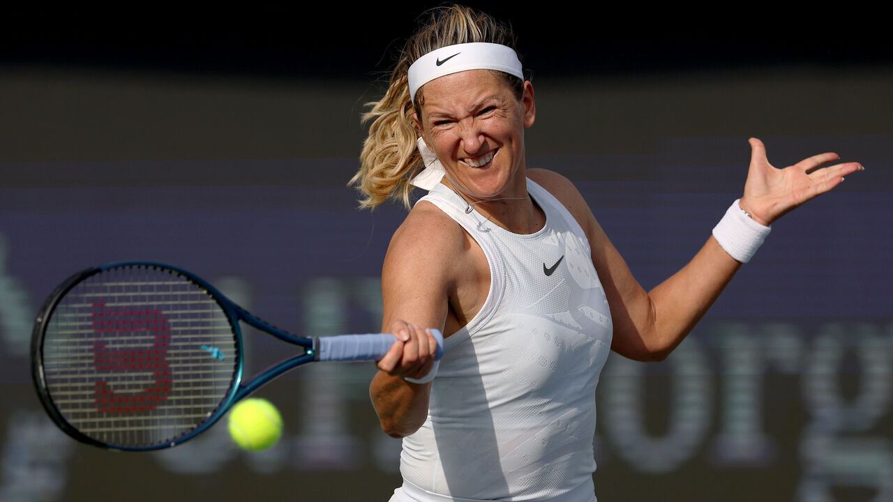 DUBAI, UNITED ARAB EMIRATES - FEBRUARY 17: Victoria Azarenka plays a forehand against Anhelina Kalinina of Ukraine in their first round match during day two of the Dubai Duty Free Tennis Championships, part of the Hologic WTA Tour at Dubai Duty Free Tennis Stadium on February 17, 2025 in Dubai, United Arab Emirates.