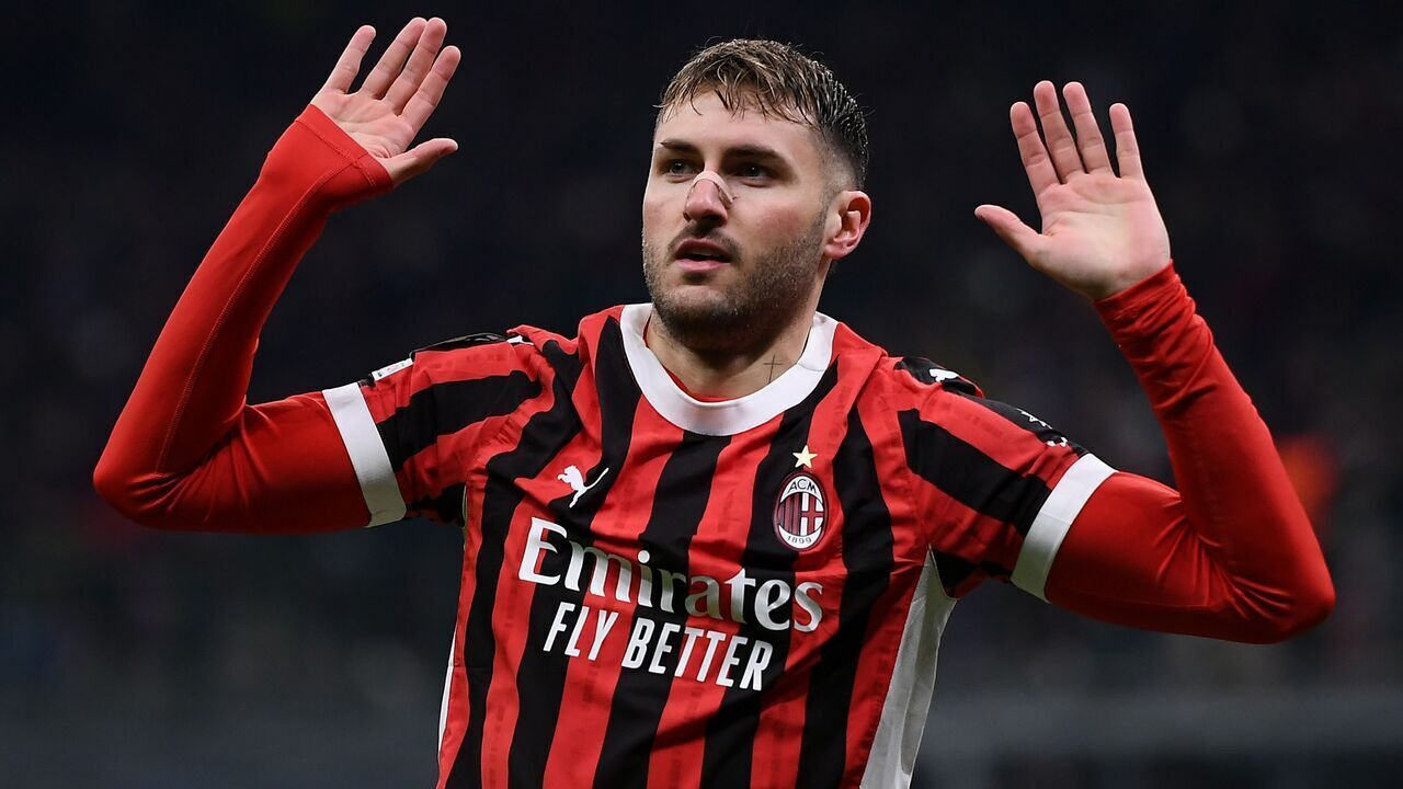MILAN, ITALY - FEBRUARY 18: Santiago Gimenez of AC Milan celebrates after scoring the opening goal during the UEFA Champions League 2024/25 League Knockout Play-off second leg match between AC Milan and Feyenoord at on February 18, 2025 in Milan, Italy.
