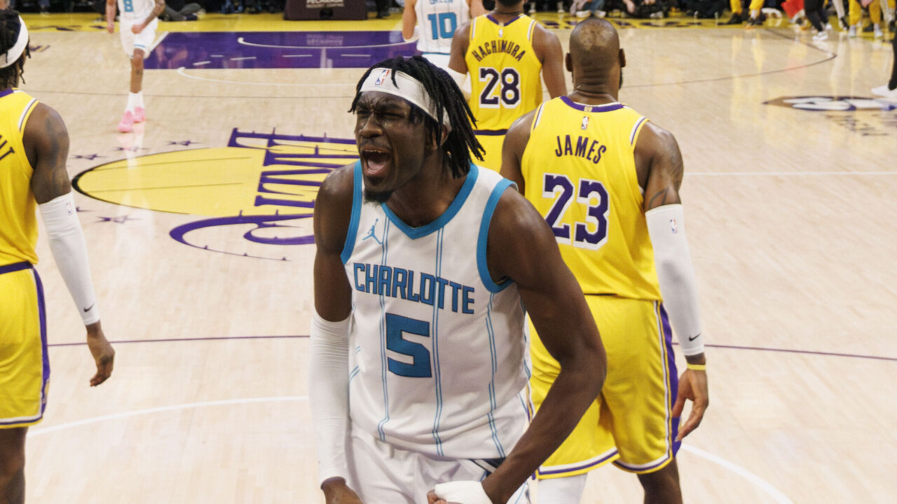 LOS ANGELES, CA - FEBRUARY 19, 2025: Charlotte Hornets center Mark Williams (5) reacts after Charlotte Hornets guard LaMelo Ball (1) scores to give the Hornets the lead late in the game at Crypto.com Arena on February 19, 2025 in Los Angeles, California. (Gina Ferazzi / Los Angeles Times via Getty Images)