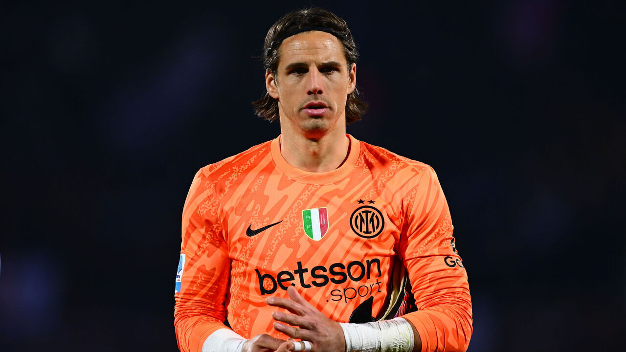 MILAN, ITALY - FEBRUARY 10: Yann Sommer of FC Internazionale warms up ahead before the Serie A match between FC Internazionale and Fiorentina at Stadio Giuseppe Meazza on February 10, 2025 in Milan, Italy.