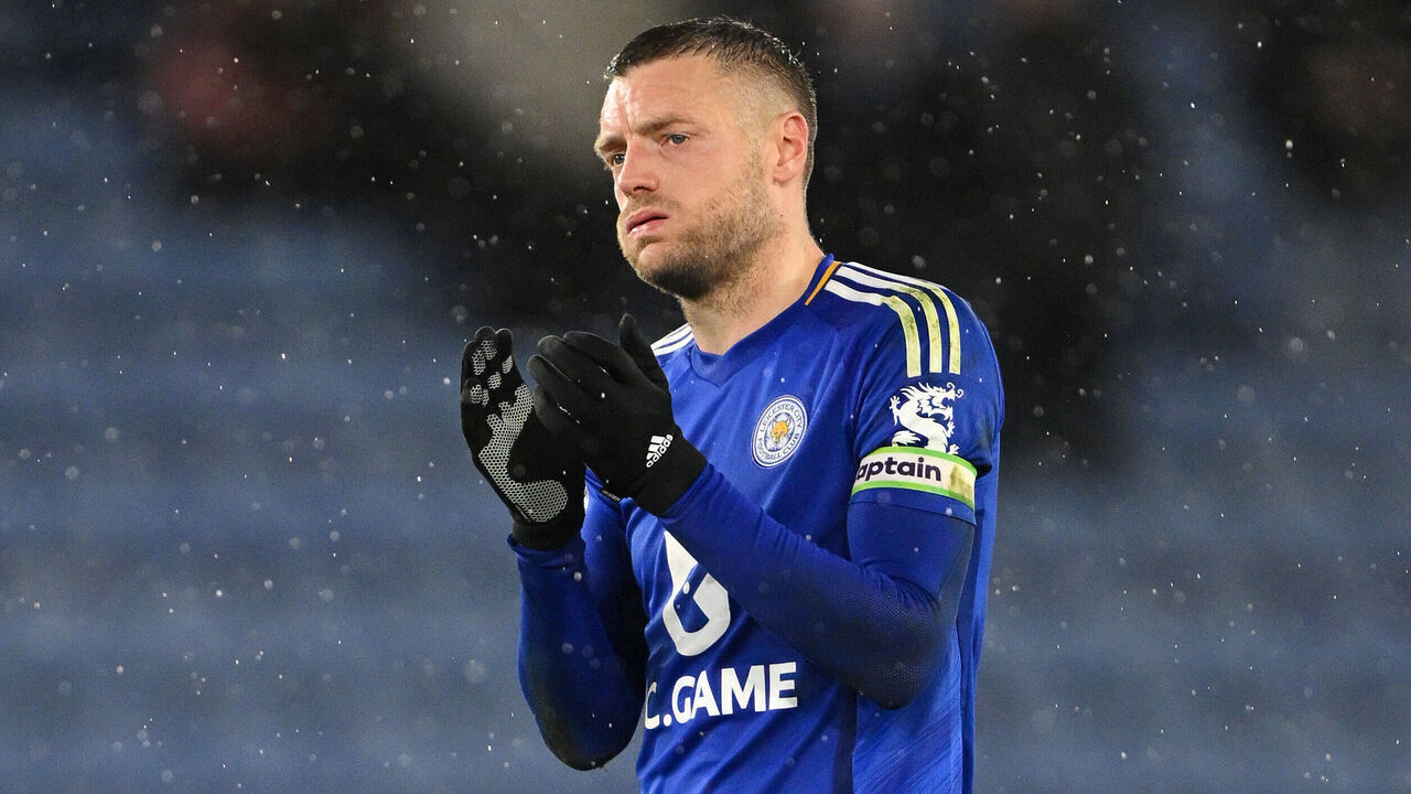 LEICESTER, ENGLAND - FEBRUARY 21: Jamie Vardy of Leicester City applauds the fans at full-time following the team's defeat in the Premier League match between Leicester City FC and Brentford FC at The King Power Stadium on February 21, 2025 in Leicester, England.