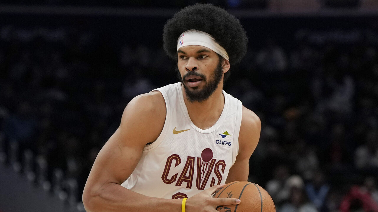WASHINGTON, DC - FEBRUARY 07: Jarrett Allen #31 of the Cleveland Cavaliers pivots with the ball during the first half against the Washington Wizards at Capital One Arena on February 07, 2025 in Washington, DC.