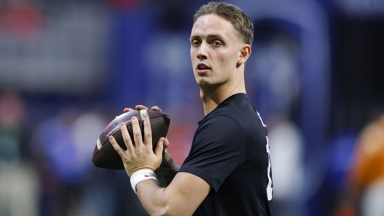 ATLANTA, GEORGIA - DECEMBER 7: Carson Beck #15 of the Georgia Bulldogs warms up prior to the game against the Texas Longhorns in the 2024 SEC Championship at Mercedes-Benz Stadium on December 7, 2024 in Atlanta, Georgia.