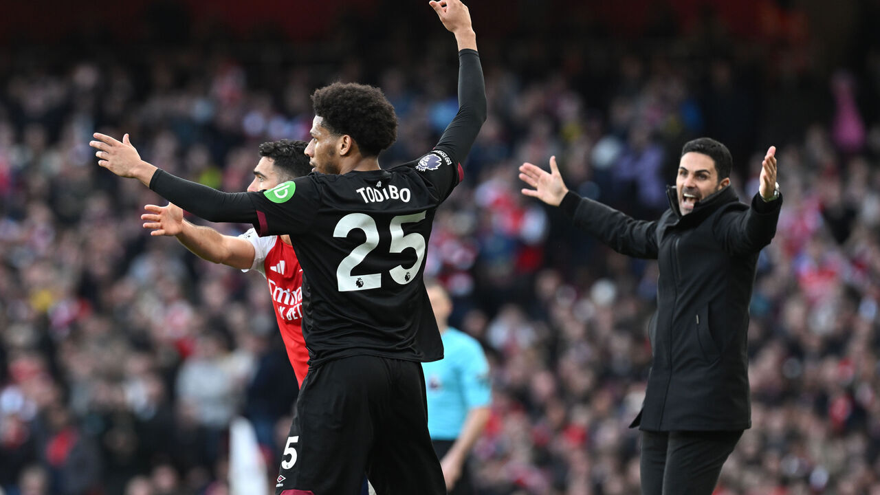 LONDON, ENGLAND - FEBRUARY 22: Mikel Arteta, Manager of Arsenal, Mikel Merino of Arsenal and Jean-Clair Todibo of West Ham United react during the Premier League match between Arsenal FC and West Ham United FC at Emirates Stadium on February 22, 2025 in London, England.