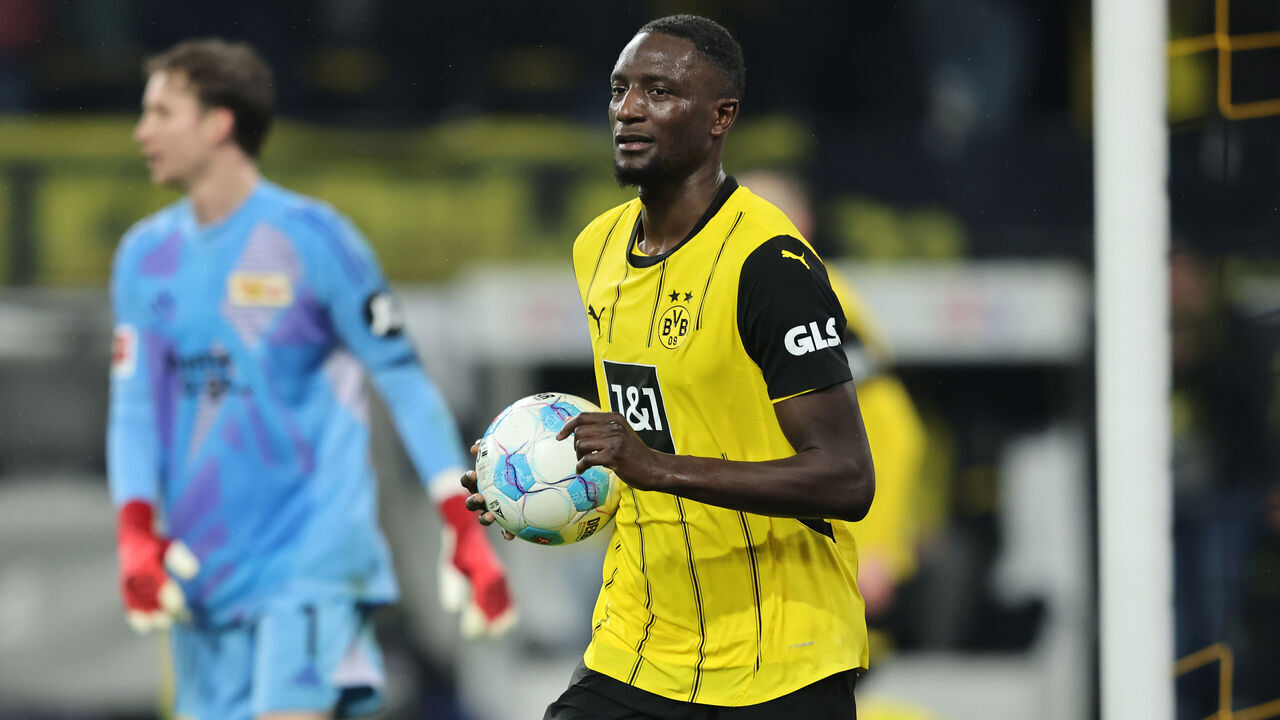 DORTMUND, GERMANY - FEBRUARY 22: Serhou Guirassy of Borussia Dortmund celebrates scoring his team's fourth goal during the Bundesliga match between Borussia Dortmund and 1. FC Union Berlin at Signal Iduna Park on February 22, 2025 in Dortmund, Germany.
