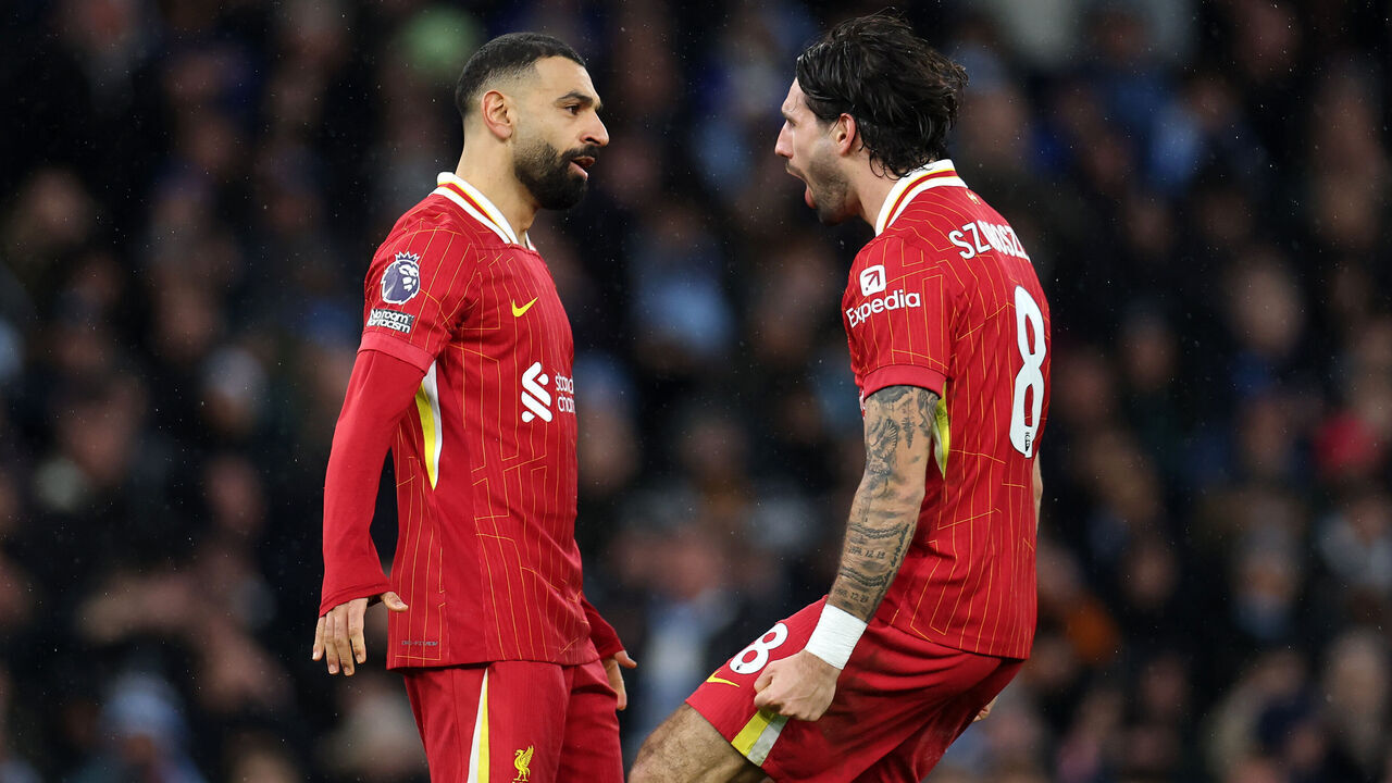 MANCHESTER, ENGLAND - FEBRUARY 23: Dominik Szoboszlai of Liverpool celebrates scoring his team's second goal with teammate Mohamed Salah during the Premier League match between Manchester City FC and Liverpool FC at Etihad Stadium on February 23, 2025 in Manchester, England.