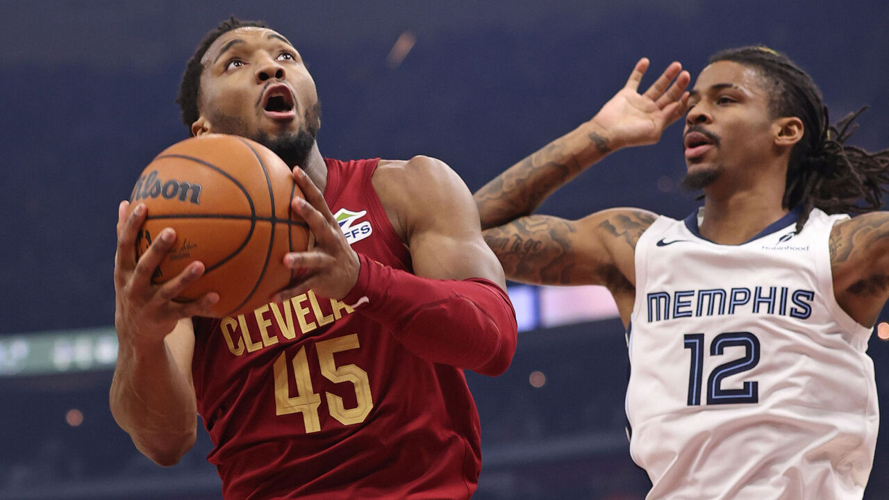 Mitchell leads NBA-leading Cavs past Grizzlies for 7th straight win | theScore.com